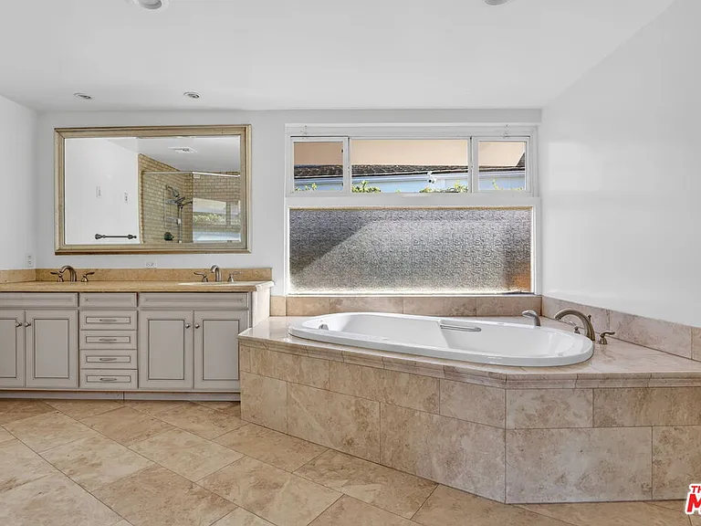 4186 Regal Oak Dr — Photo 38