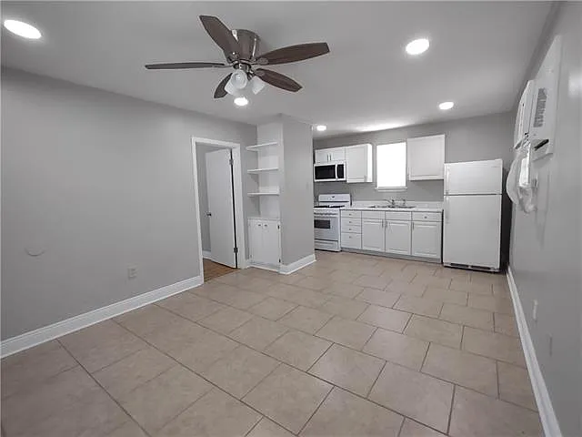 1 bed, 1.0 bath, 493 sqft, $1,050 — Photo 2
