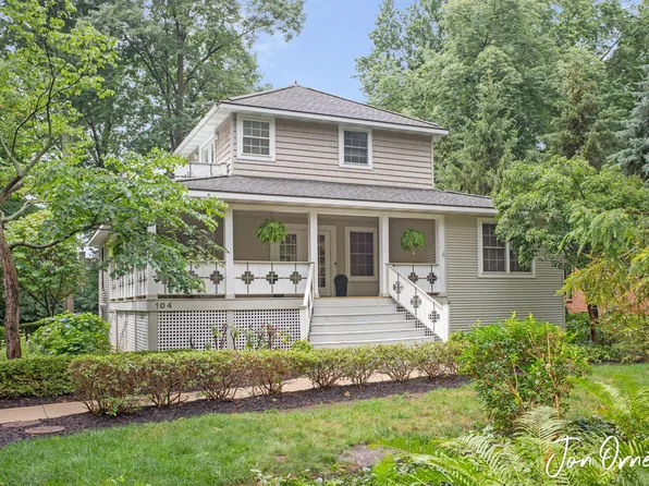 104 Oakwood Ave, Holland, MI 49424