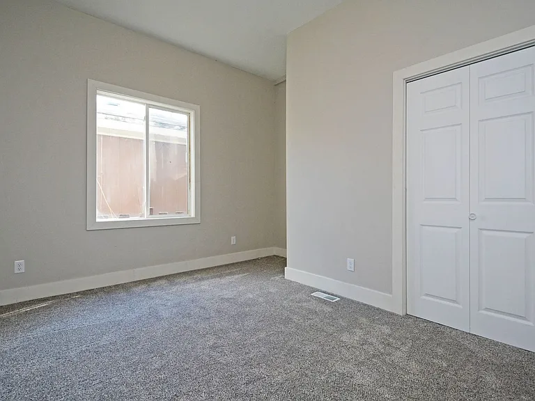 294 Winifred St E — Photo 6