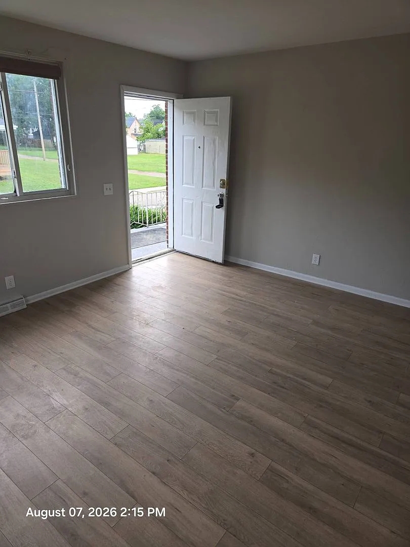 1455 Struble Ave Ne — Photo 4