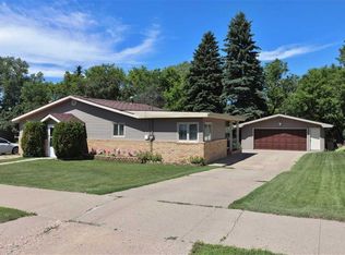 306 15th Ave SW, Minot, ND 58701