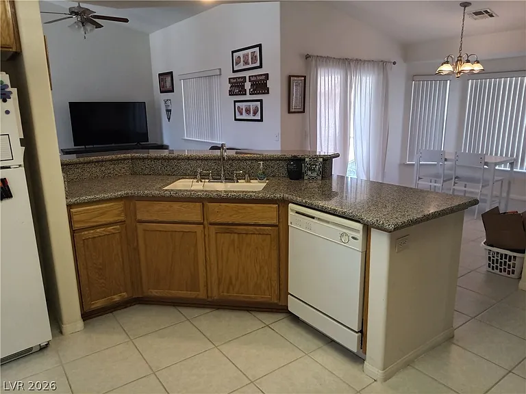546 Elsie Ln — Photo 6
