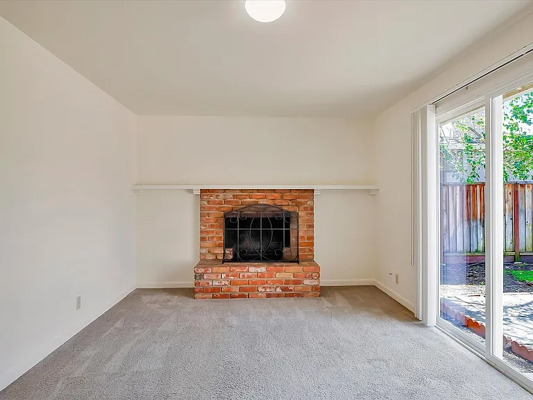 754 Yale Ln — Photo 16