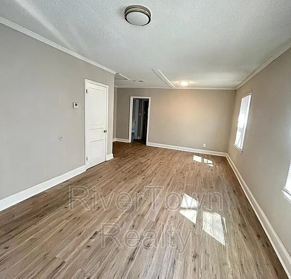 2144 Henry Ave — Photo 2