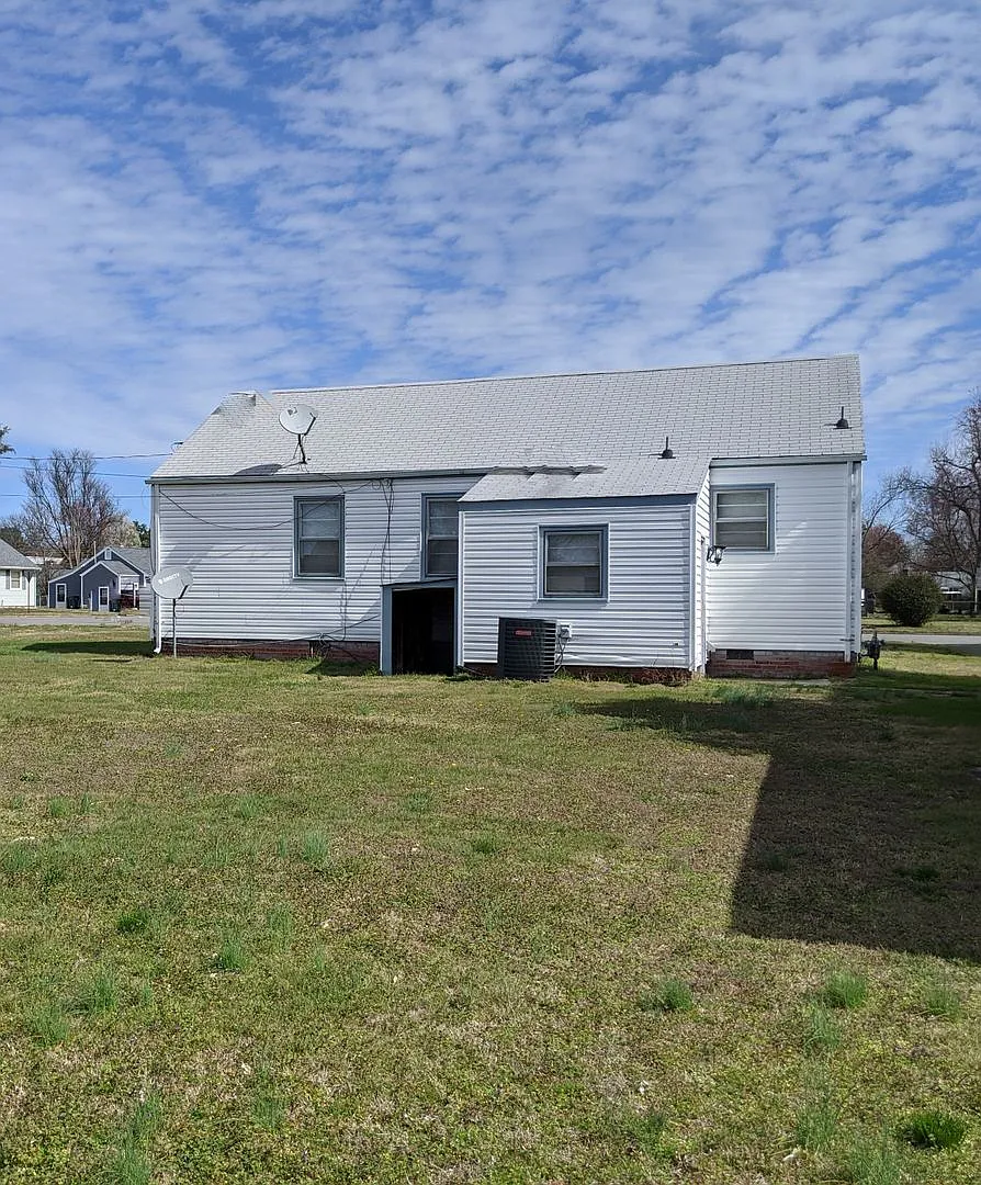 Back on the Market - Available Mid October — Photo 2