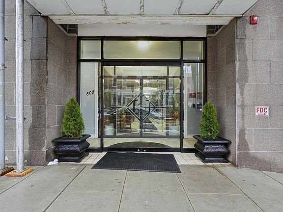 2nd image of 809-815 22nd St #503