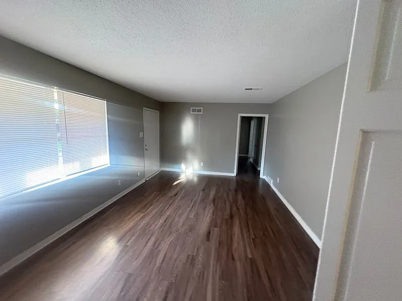 Classic 3-Bedroom Brick Home with Fenced Backyard — Photo 4