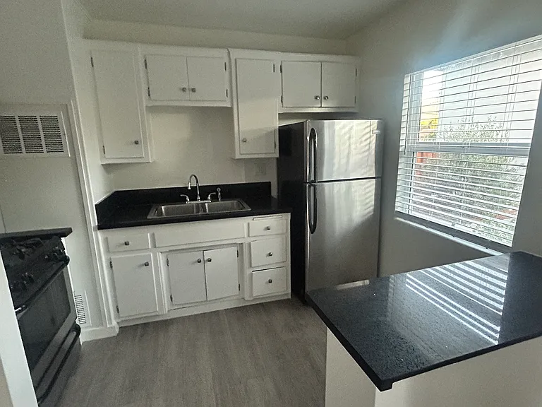 305 N Signal St #2 — Photo 4