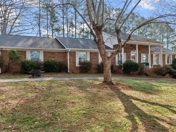 2160 Margaret Dr, Mount Airy, NC 27030