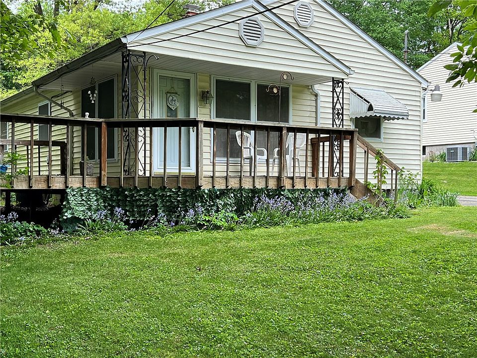 2nd image of 4 Woodbine Dr