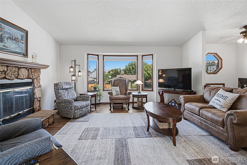 5th image of 624 Sheri Court