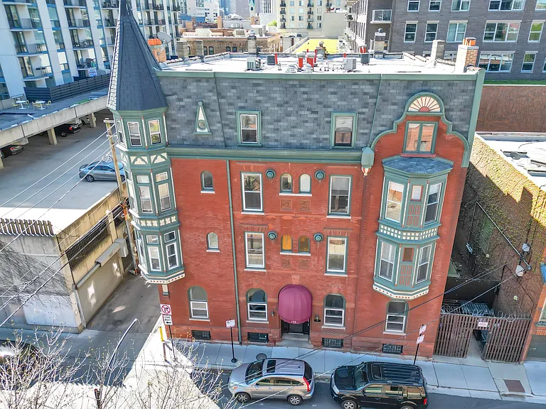 159 W Goethe St — Photo 2