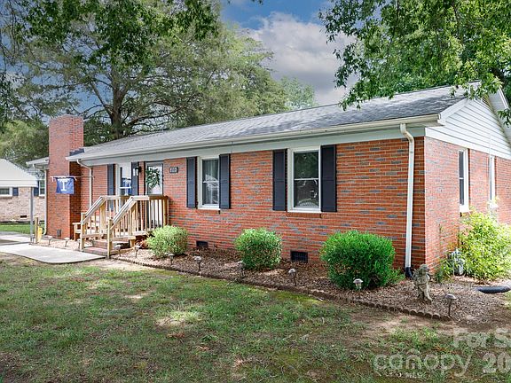 3rd image of 522 McDowell Dr