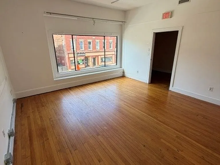469 Howe Ave — Photo 2
