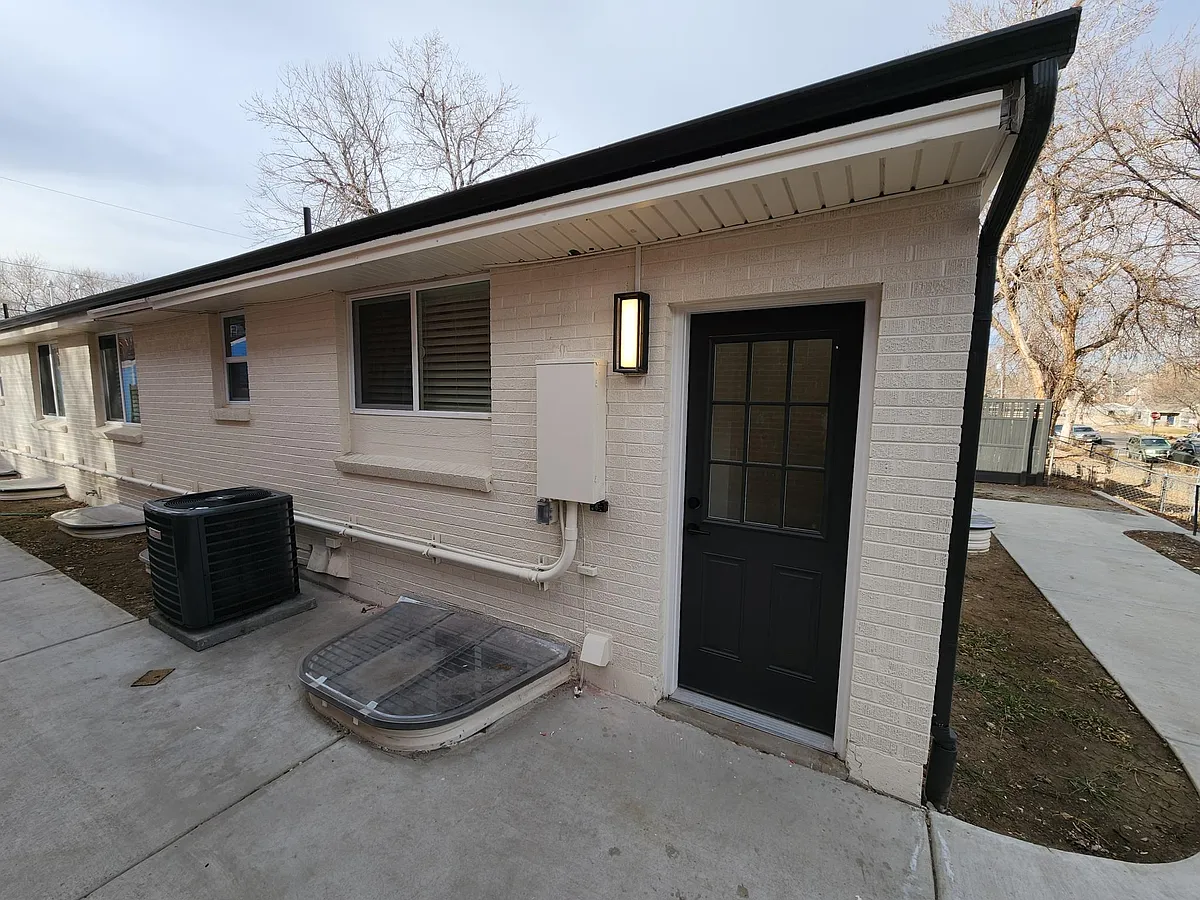 Building Photo - 2419 N Grove St #1/2