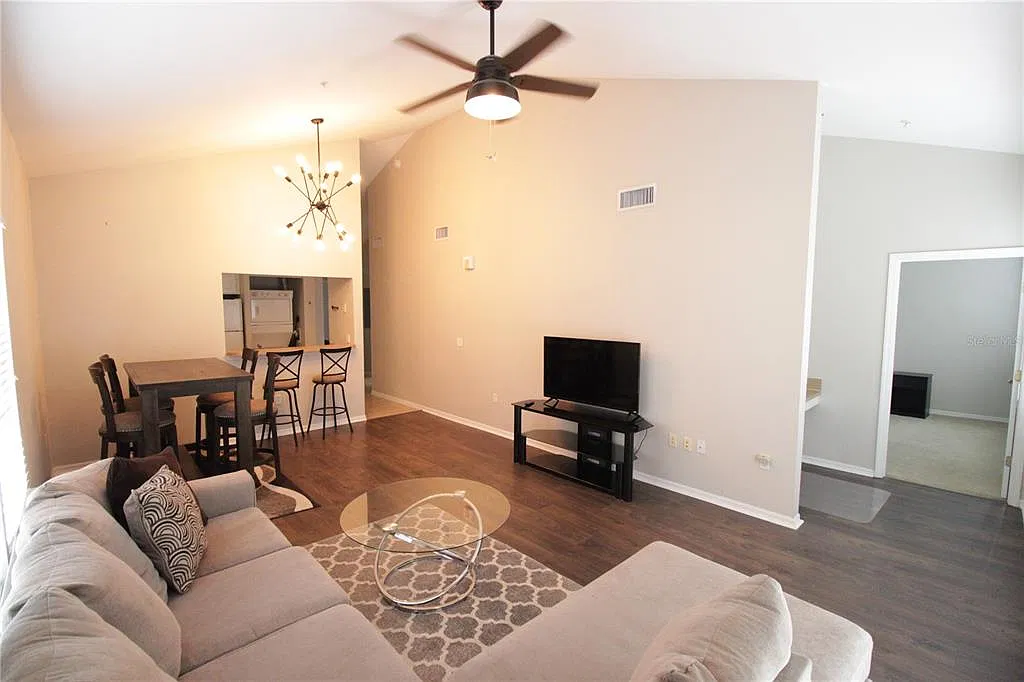 2 bed, 2.0 bath, 1111 sqft, $1,900 — Photo 3