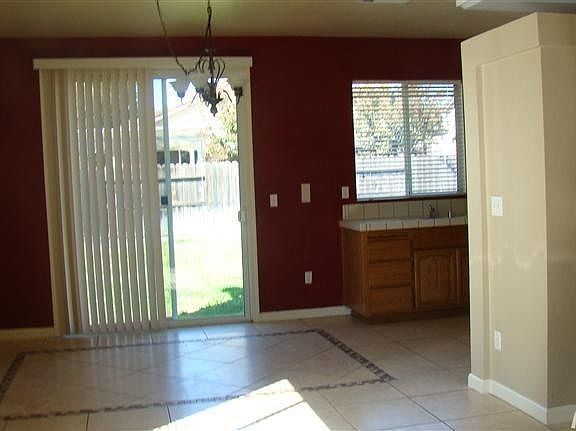 3rd image of 925 Cobden Ct