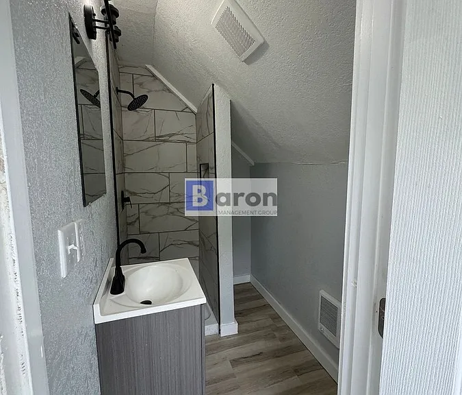501 N Walnut St — Photo 2