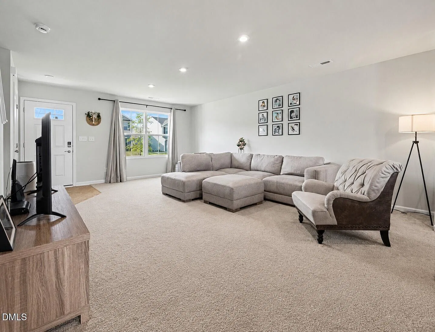 5 bed, 2.0 bath, 1689 sqft, $2,200 — Photo 2