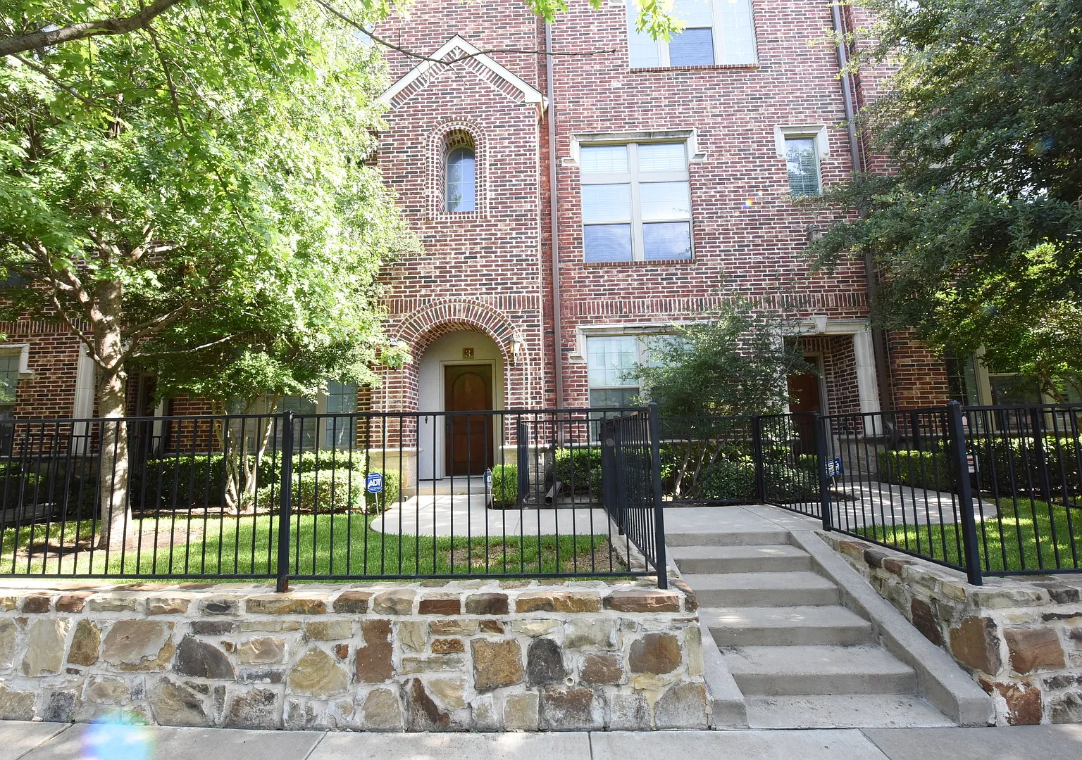 Beautiful 3-Story Lakewood Townhome! — Photo 2