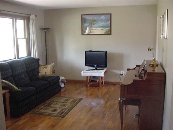 3rd image of 926 Piper Dr