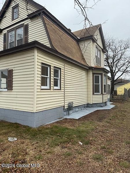 4th image of 2271 Hamburg Street