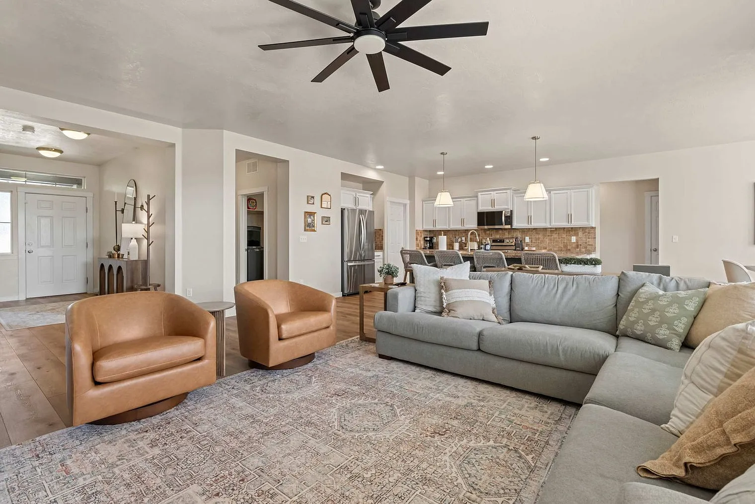 4 bed, 2.0 bath, 2992 sqft, $8,778 — Photo 4