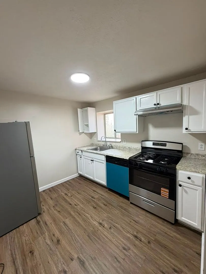 Spacious 4BR Home in Pittsburgh, Section 8 Considered!! — Photo 2