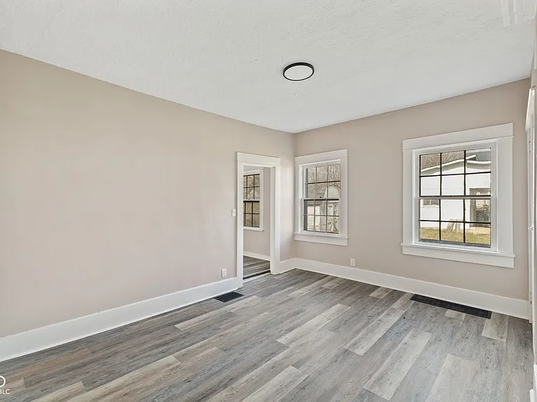320 Lockerbie St — Photo 12