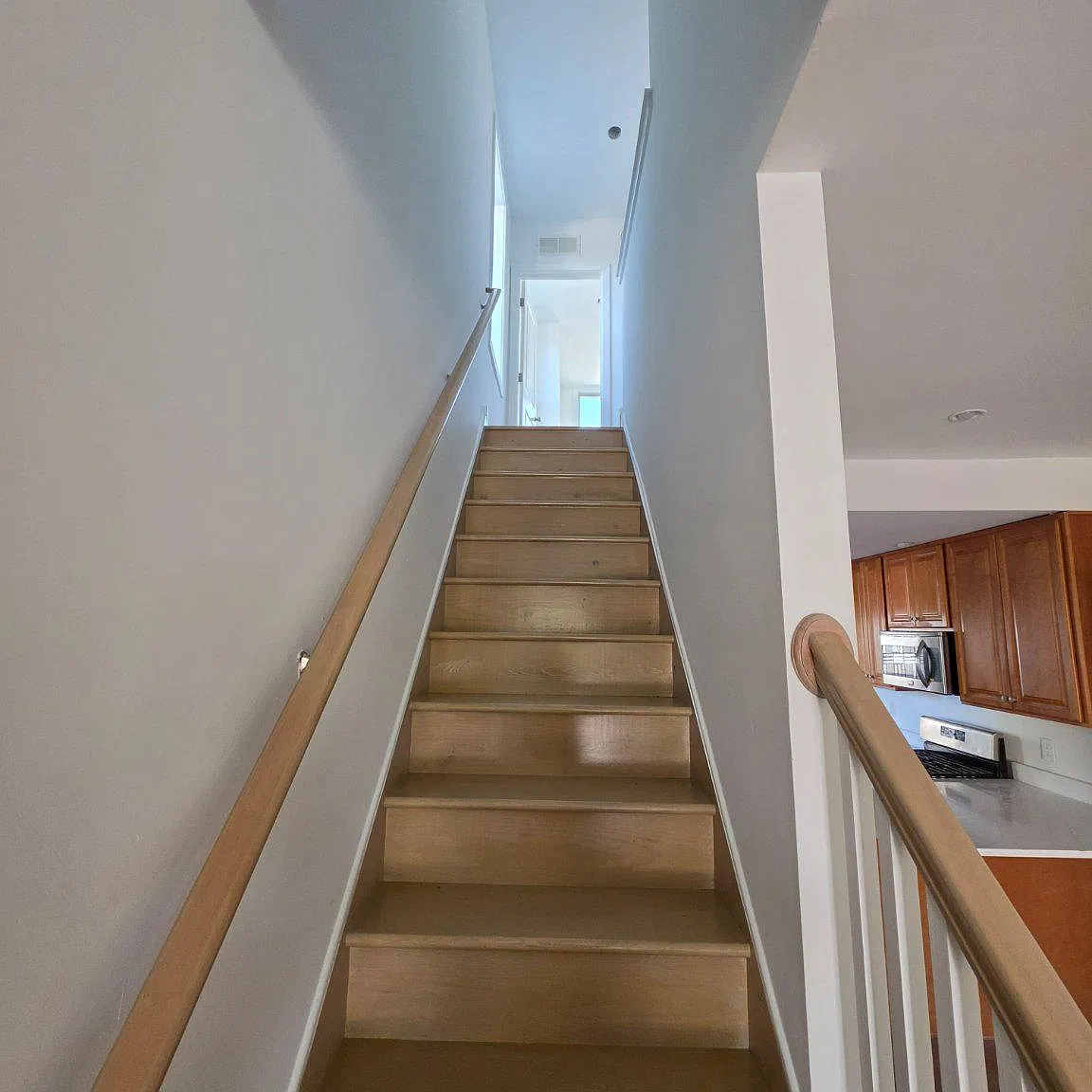 3 bed, 2.0 bath, 1076 sqft, $2,100 — Photo 4