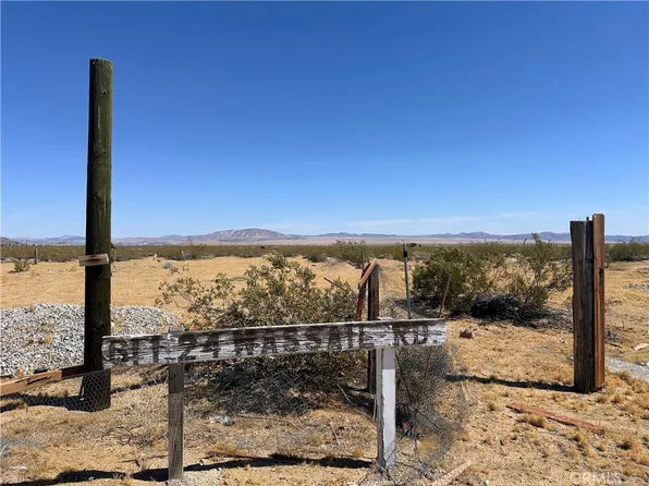 61124 Wassail Rd, Landers, CA 92285