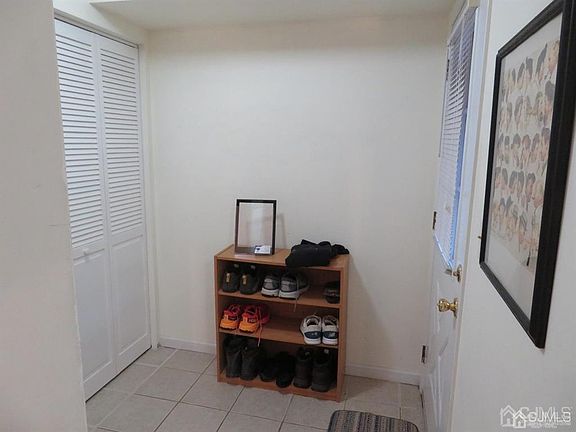 5th image of 11 Summit Ct #403
