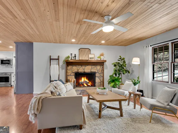 126 E Lake Dr, Roswell, GA 30075