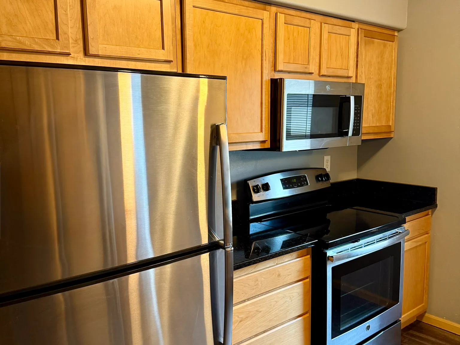 6 bed, $4,272 — Photo 2