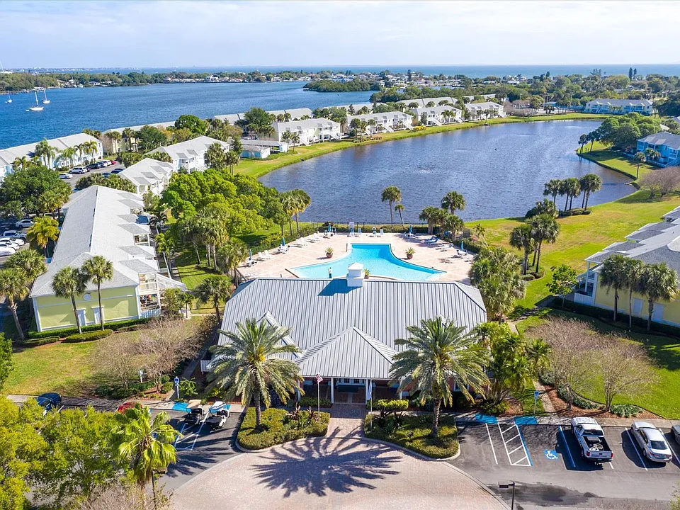 102 Pompano Dr SE #C
