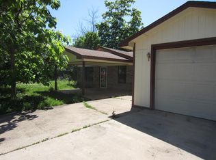 404 N 4th St, Hugo, OK 74743