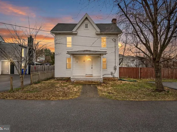 4 Pennsylvania Dr, Walkersville, MD 21793