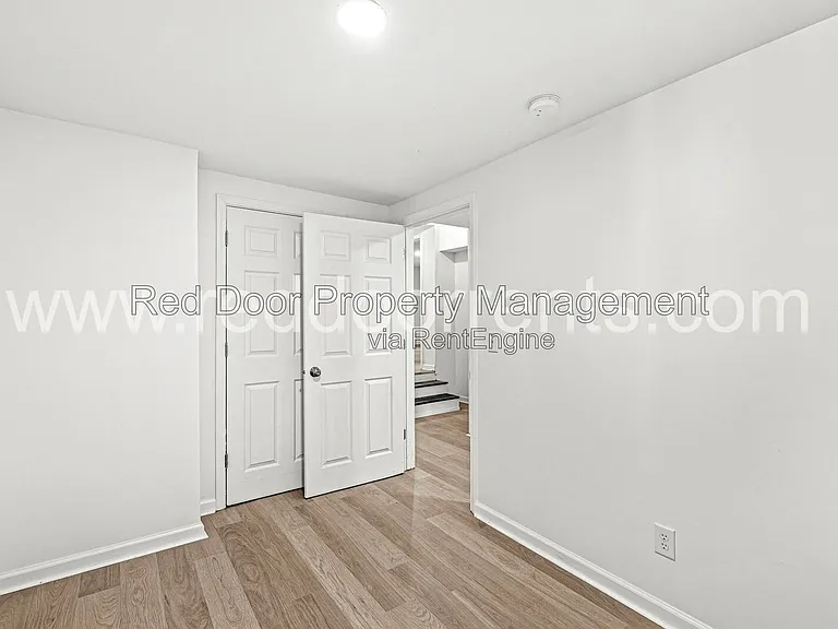 1037 W 30th St — Photo 22