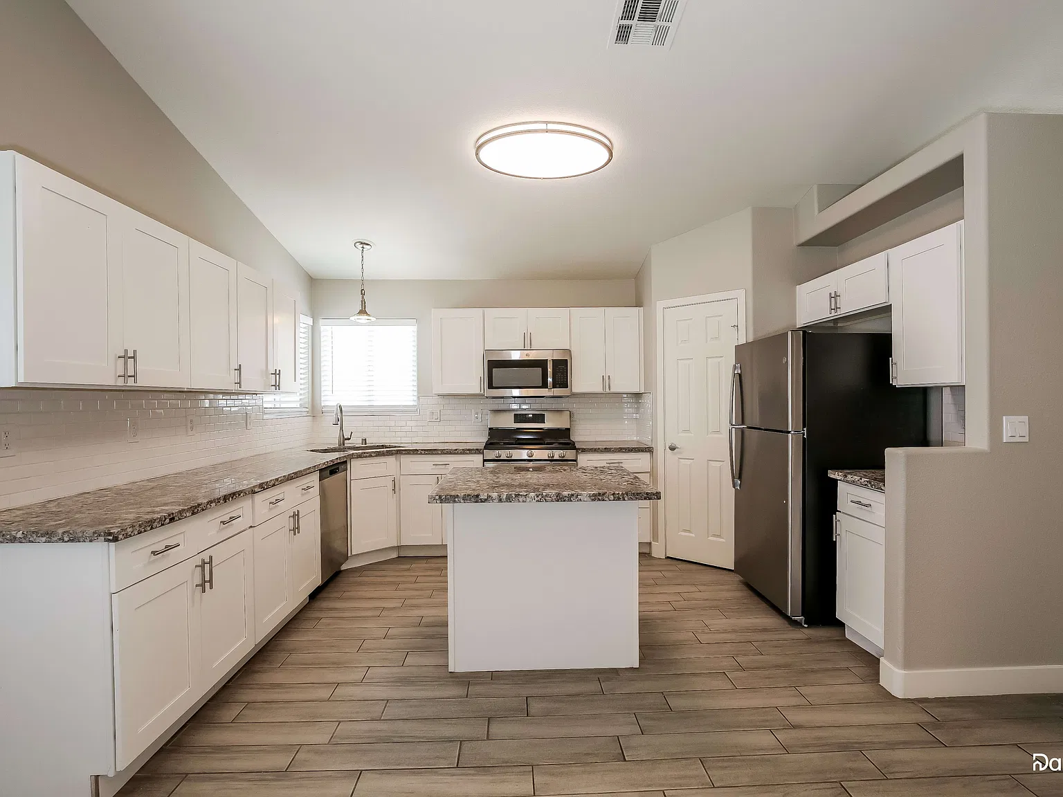 4 bed, 2.0 bath, 1669 sqft, $2,645 — Photo 2
