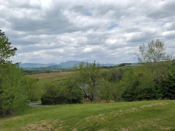 6 Longview Meadow Dr, Buena Vista, VA 24416