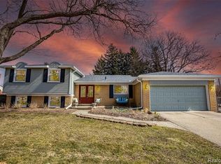 17162 Country Club Dr, Livonia, MI 48152