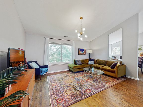 3rd image of 955 Parkhill Cir
