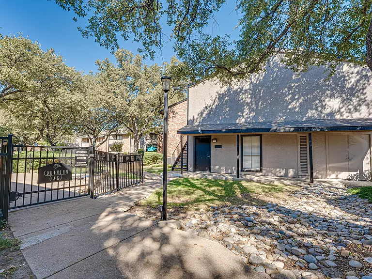 Southern Oaks — Photo 65
