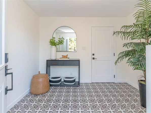 328 Damon Dr, View Royal, BC V9B 5G5