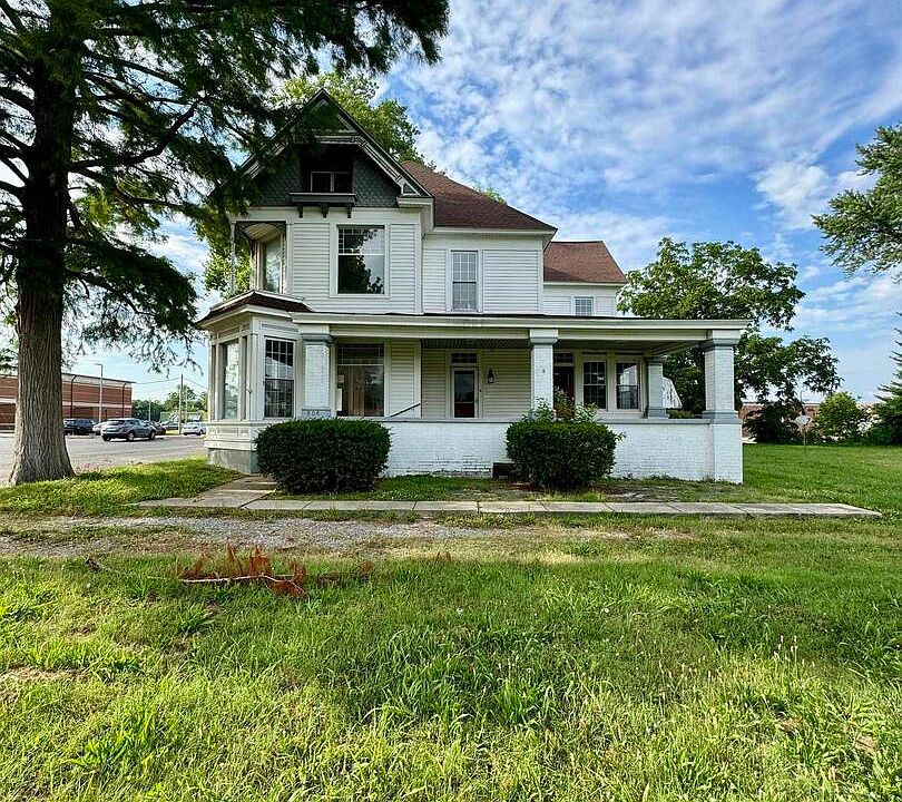 1st image of 904 W Cherry St