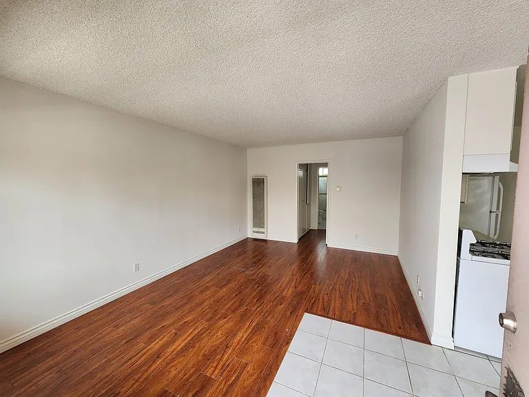 519 N Hayworth Ave — Photo 8