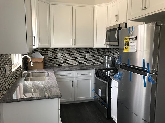 witchen w/ refrigerator, oven/range, microwave, garbage disposal