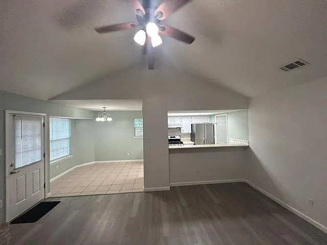 3 bed, 2.0 bath, 1144 sqft, $1,700 — Photo 4