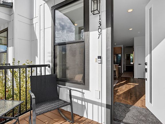 3rd image of 1307 SW Carson St